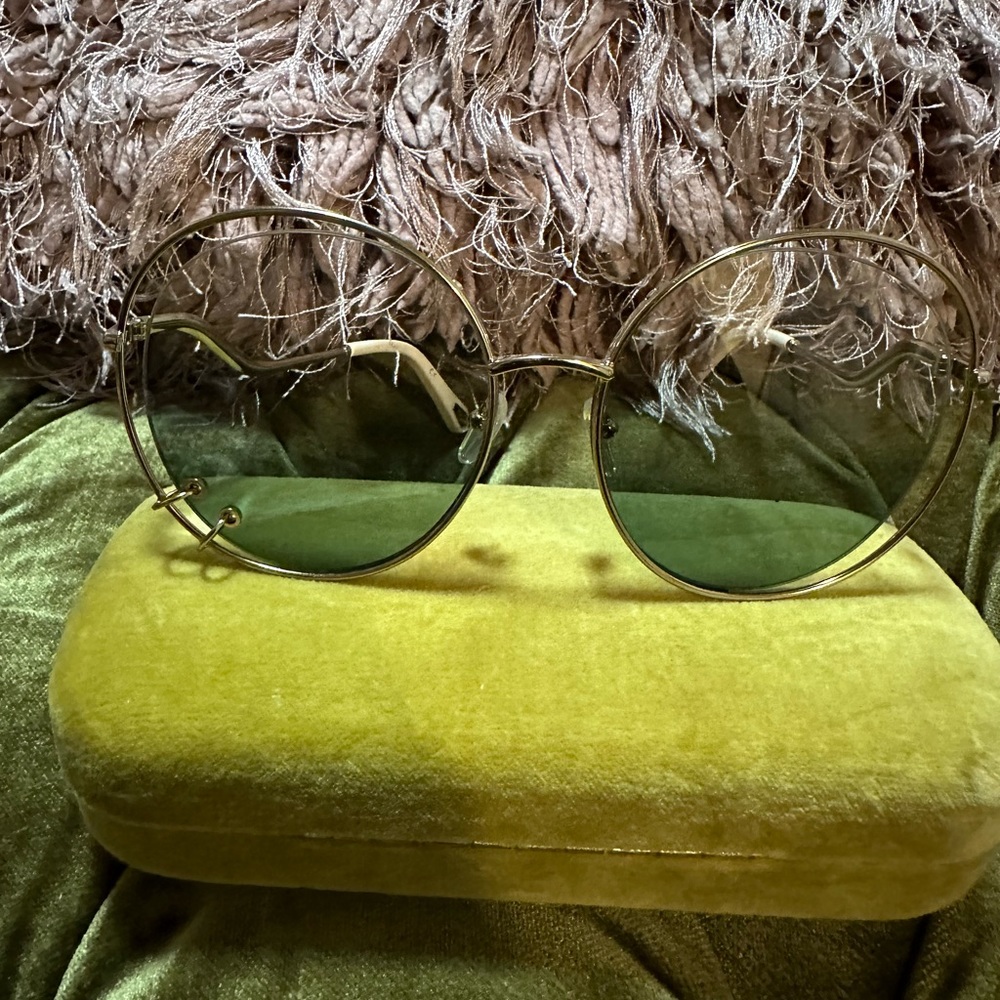 Chloe Sunglasses feature a round shape and a floating lens